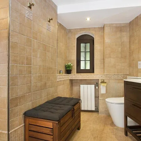 Sleeps 8 With Pool Air Con And Wifi