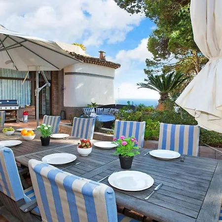 Sleeps 8 With Pool Air Con And Wifi