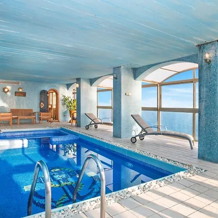 Sleeps 8 With Pool Air Con And Wifi